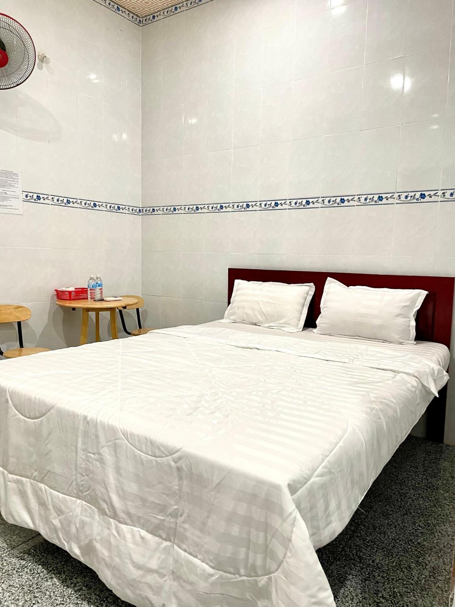 Hotel Nhà Nghỉ TáN PháT Ap Thanh Son Esterno foto